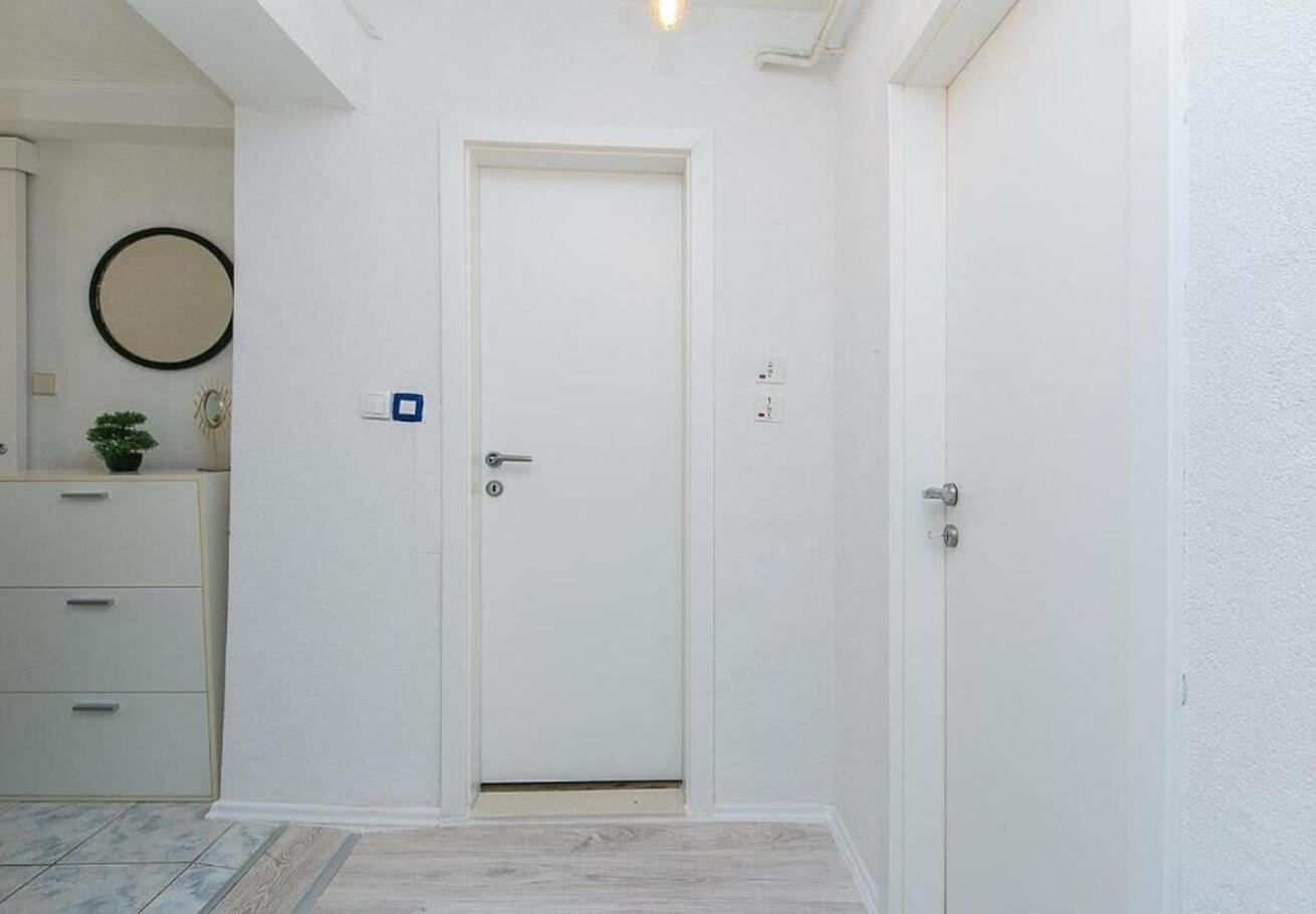 Apartment Jure Брист Екстериор снимка