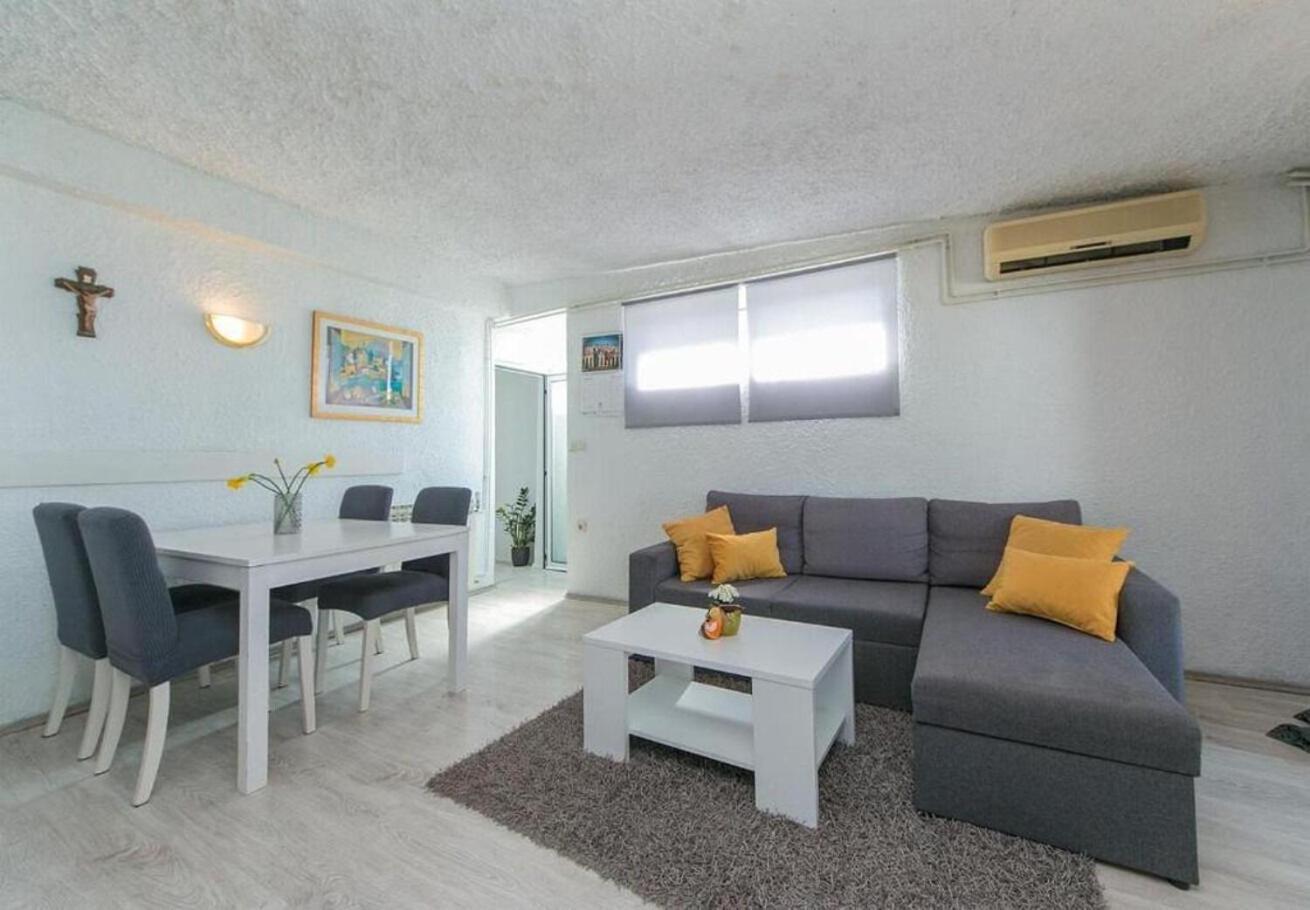 Apartment Jure Брист Екстериор снимка